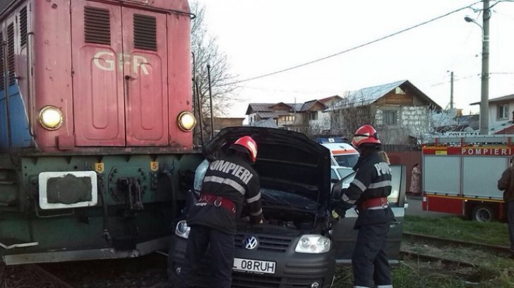 Microbuz cu muncitori, lovit de o locomotivă de tren