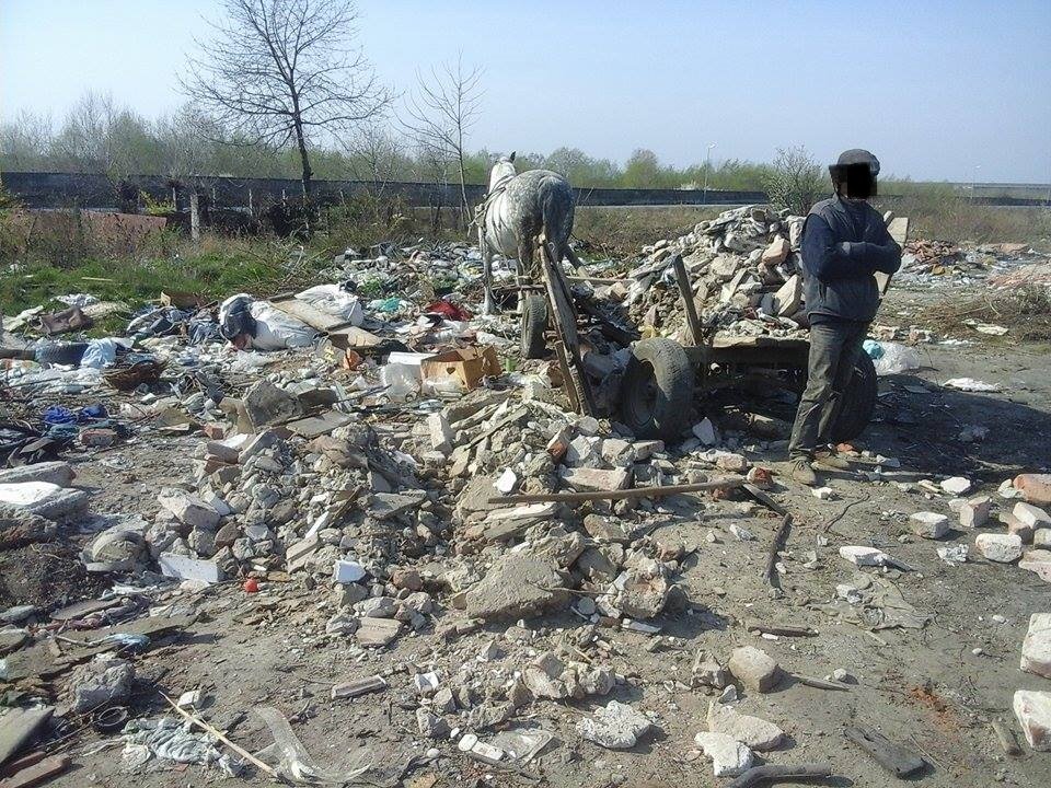 FOTO | Strada Sibiului a devenit depozit de gunoi!