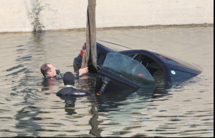 Accident grav în Capitală! O maşină a plonjat în Dâmboviţa. 3 victime sunt în stop cardiorespirator