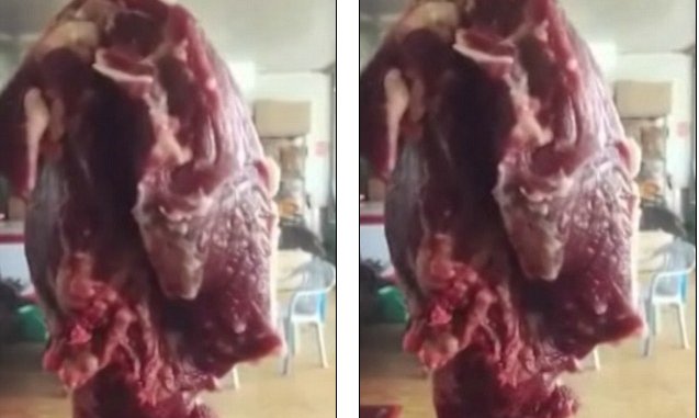 Trecea pe lângă MĂCELĂRIE, dar i s-a părut că O BUCATĂ DE CARNE atârnată de tavan SE MIȘCĂ violent! VIDEO ȘOCANT, uite ce se întâmpla