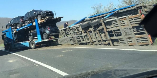 Accident spectaculos la Vețel. Un TIR încărcat cu autoturisme Dacia Duster s-a răsturnat. Patru dintre mașini au fost făcute praf