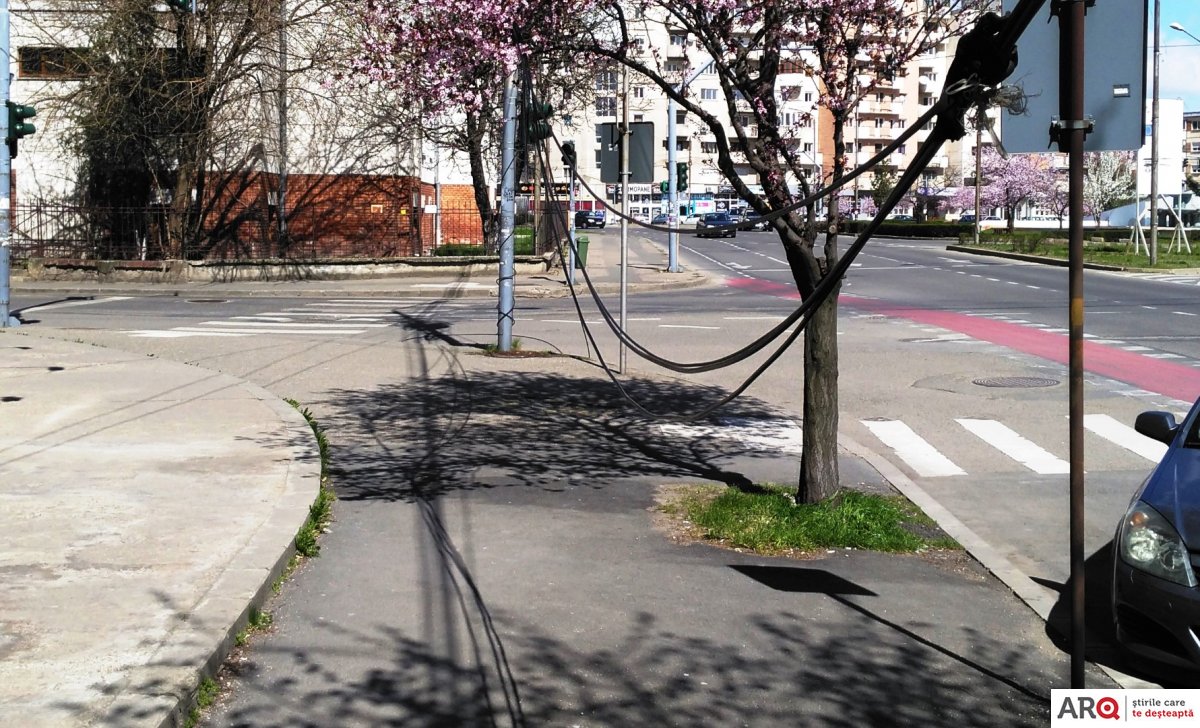 FOTO | Cabluri lăsate să atârne pe trotuar de jumătate de an, la Intim