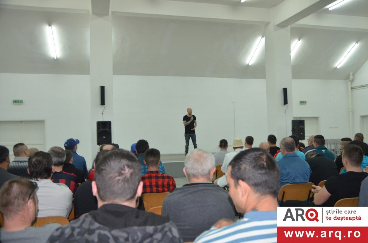 Premieră în penitenciarul din Arad. Stand-up comedy pentru deţinuţi