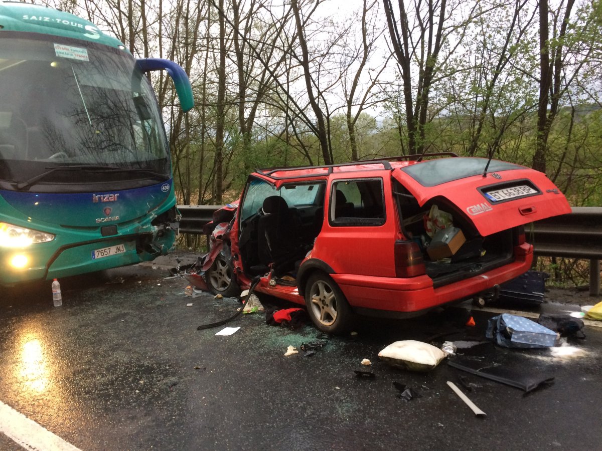 Accident între un autocar și un VW lângă Bătuța
