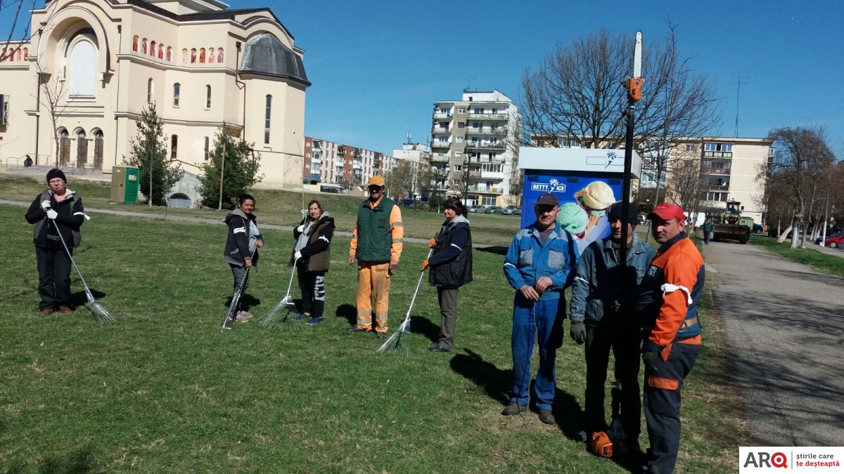 FOTO | Protest la Gospodărirea Comunală Arad. Angajații au ieșit la curățenie cu banderole albe pe brațe