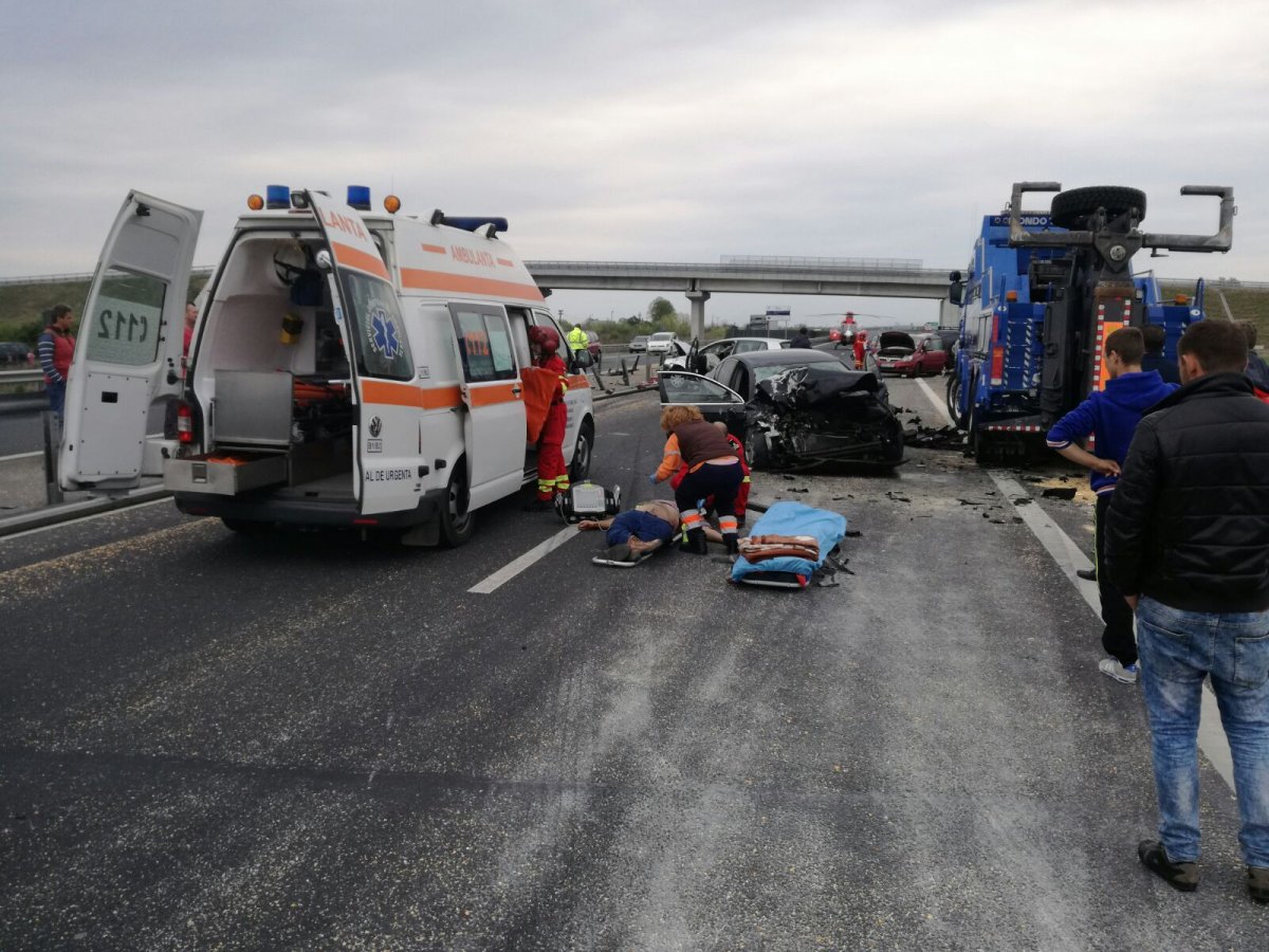 Jurnaliștii care filmau carambolul de pe autostradă, agresați de romi implicați în accident