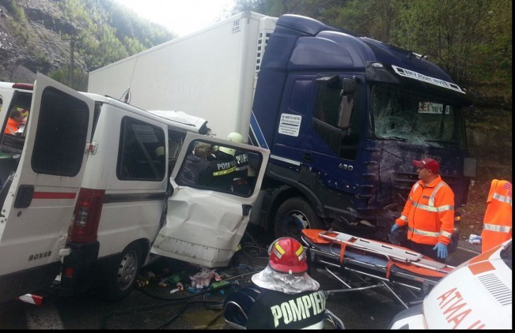 Accident grav pe DN7, în apropiere de Deva. Au fost implicate trei mașini. Traficul este blocat