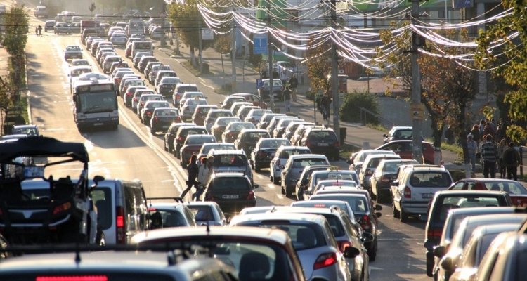 Rişti viaţa celor dragi dacă faci asta în trafic. Majoritatea şoferilor au comis GREŞEALA cel puţin o dată