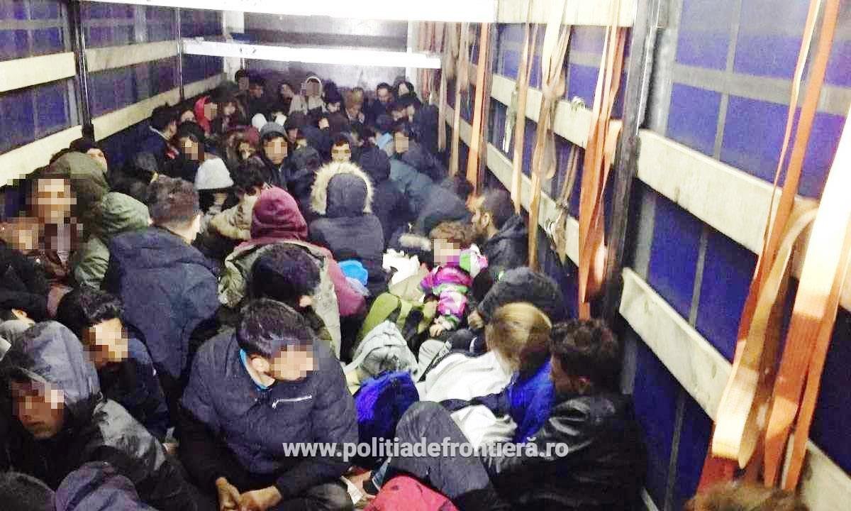 RECORD DE MIGRANȚI la Nădlac: 111 bărbați, femei și copii din mai multe țări, înghesuiți în remorca unui TIR (FOTO)