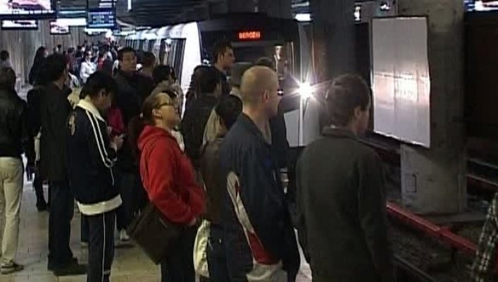 Momente de panică la metrou. Zeci de oameni au fost blocaţi între staţii