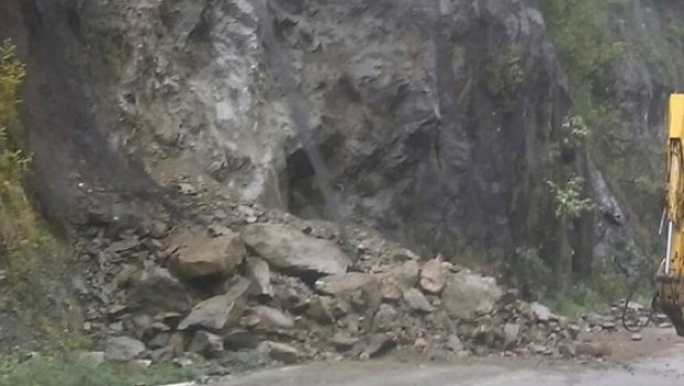 Căderi de pietre pe Valea Oltului. Traficul se desfăşoară cu dificultate