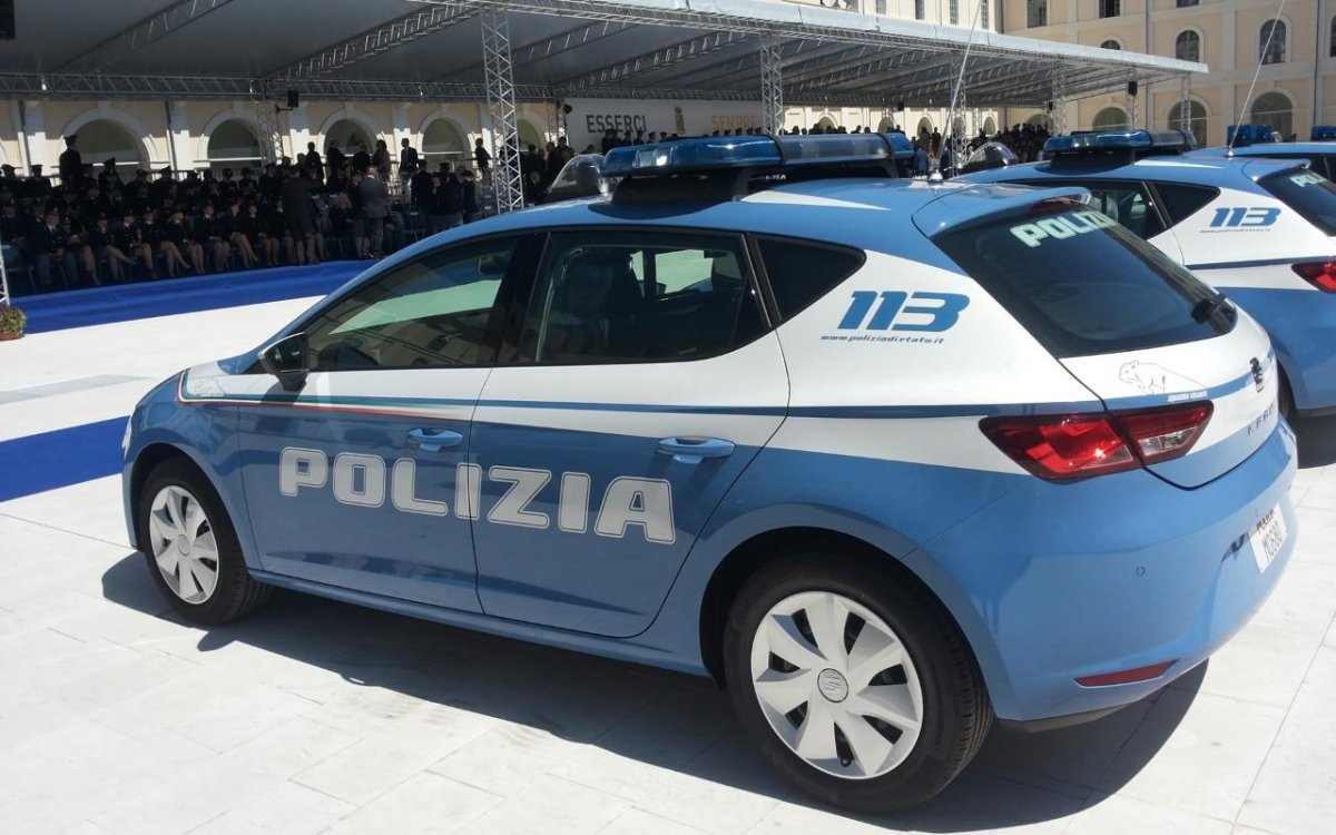Doi români au furat o mașină de Poliție cu tot cu ofițer