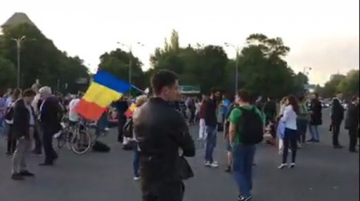 Protest la Bucureşti faţă de proiectul legii graţierii. UPDATE - manifestanţii merg spre Parlament