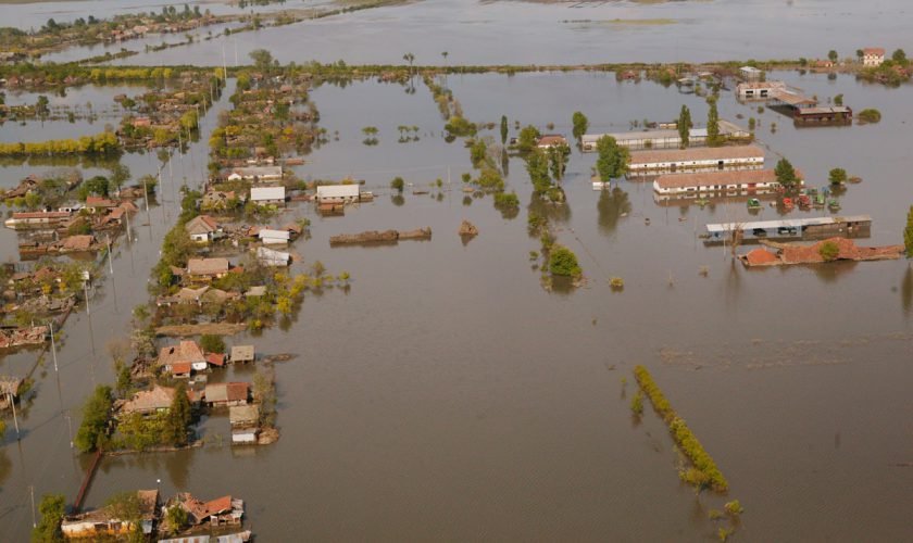 Situație DE URGENȚĂ în mai multe județe din România: A fost emis un COD GALBEN de inundații