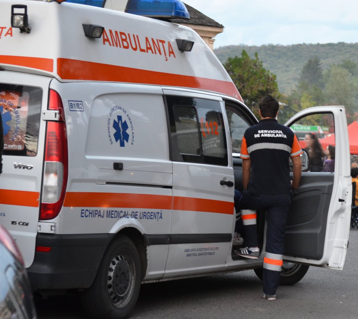 HALUCINANT! Cadavru în putrefacție, investigat medical în sicriu de un echipaj al Ambulanţei. Rudele susțineau că mortul mişcă