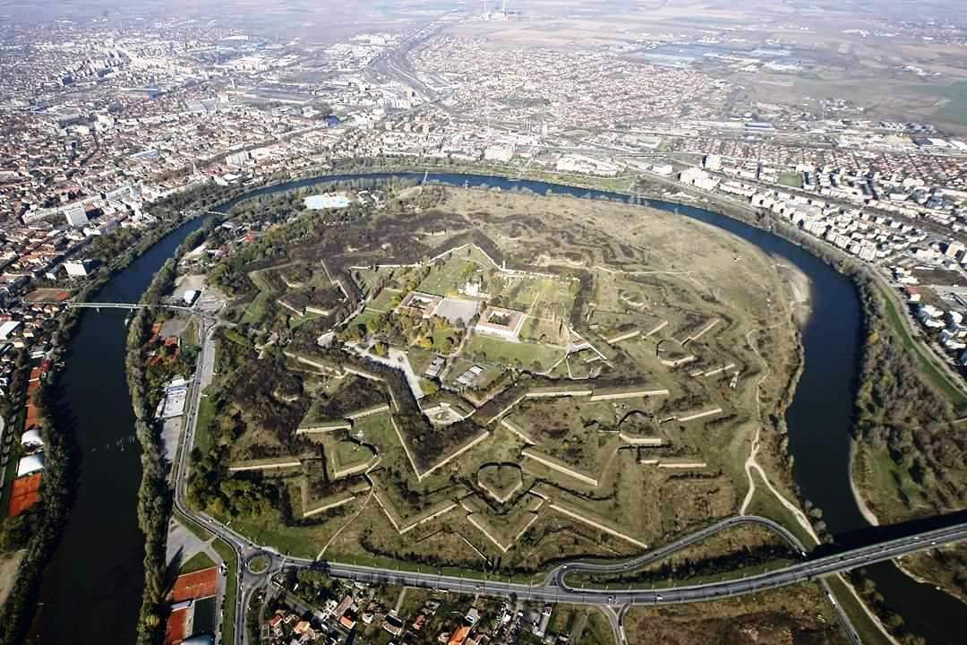 Specialiști din Belgia, în vizită pentru a se documenta despre Cetatea Aradului. Primarul anunță că militarii se mută în 2019