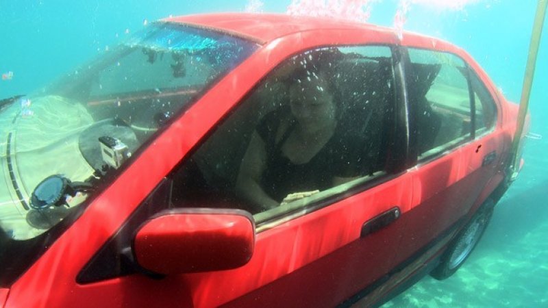 Dacă mașina ta a ajuns în apă și se scufundă, aici afli ce trebuie să cunoști, ca să rămâi în viață