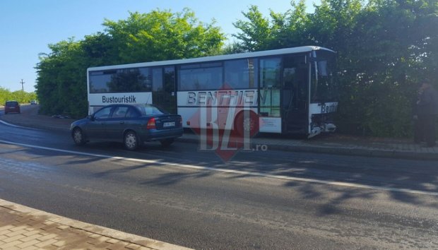 Trei oameni au ajuns la spital din cauza unui începător vitezoman. A intrat într-un autobuz VIDEO