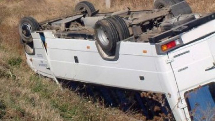 Microbuz cu 20 de copii, răsturnat în șanț, pe autostrada A1 Sebeș - Orăștie. Şoferul a murit