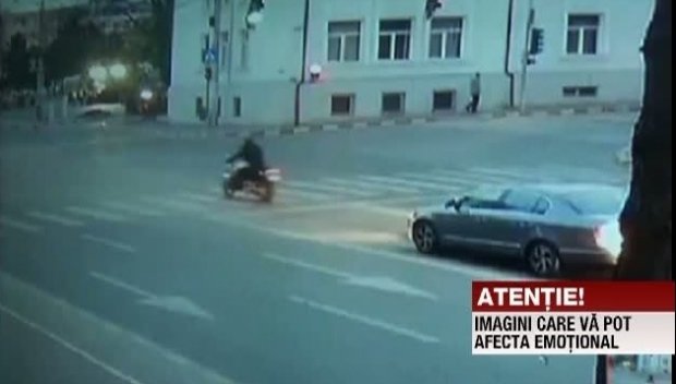 Accident grav, filmat de camerele de supraveghere. Un motociclist a fost spulberat de o maşină la semafor