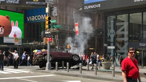 ALERTĂ ÎN SUA: O maşină a intrat în plin în pietoni, la New York LIVE VIDEO