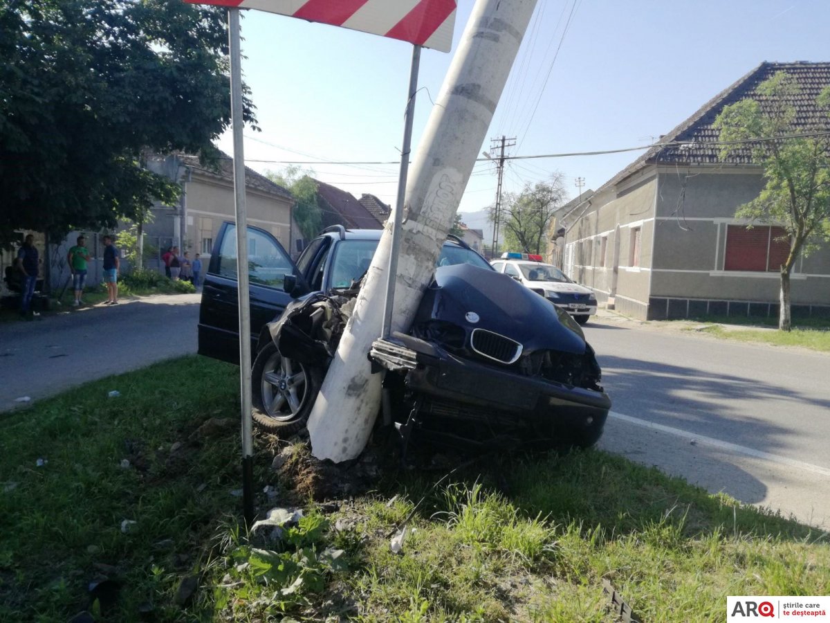 FOTO | Doi tineri au intrat cu mașina într-un stâlp, la Buteni