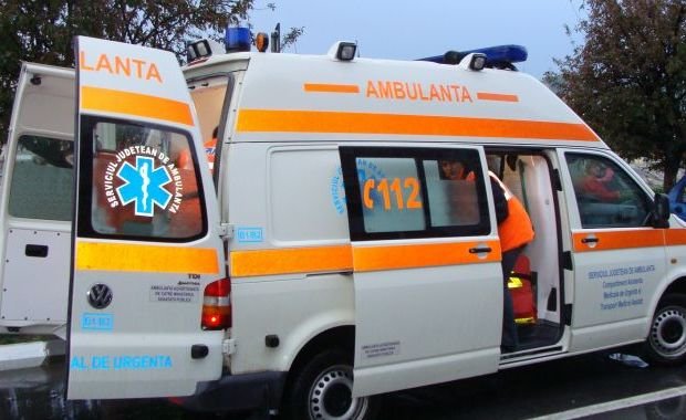 Asistenta şi şoferul unei ambulanţe, atacaţi la Ineu de un pacient recalcitrant