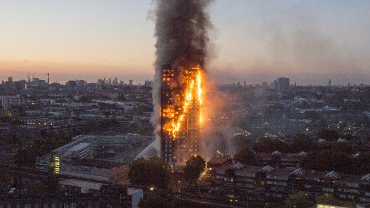 Bloc de 27 etaje, în flăcări la Londra. 200 de oameni în pericol de moarte