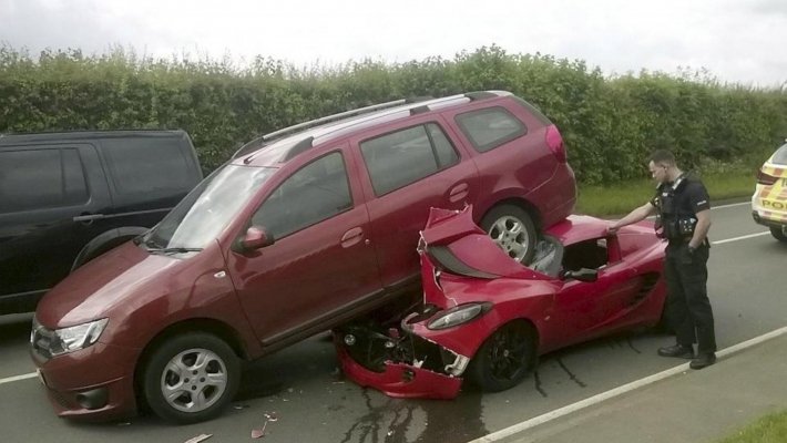 ACCIDENT GRAV în Marea Britanie: O Dacia Logan a distrus un superb Lotus Elise nou-nouţ