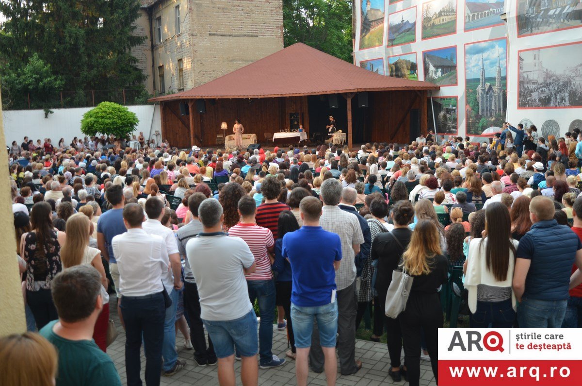 Comedia “Vine barza! a umplut Teatrul de Vară
