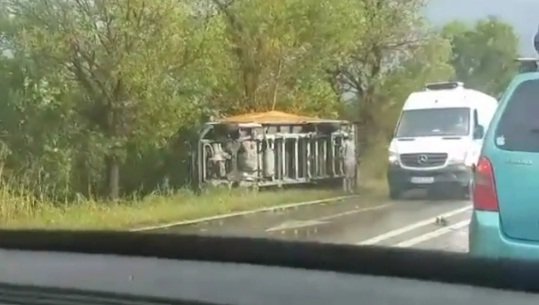 Furtuna a făcut ravagii în Arad. 10 muncitori răniţi, maşini răsturnate. Camion de 7,5 tone aruncat într-un şanţ!