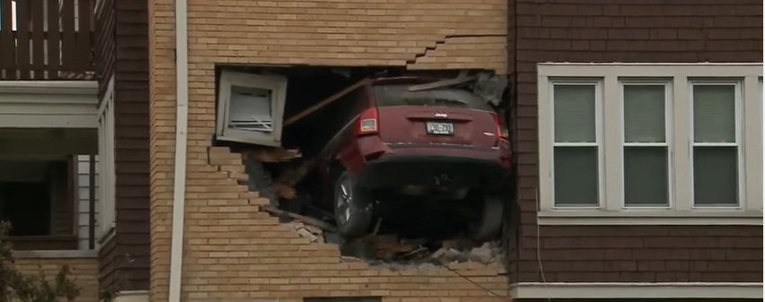 Accident incredibil! O familie s-a trezit cu un Jeep zburând de pe stradă direct în living