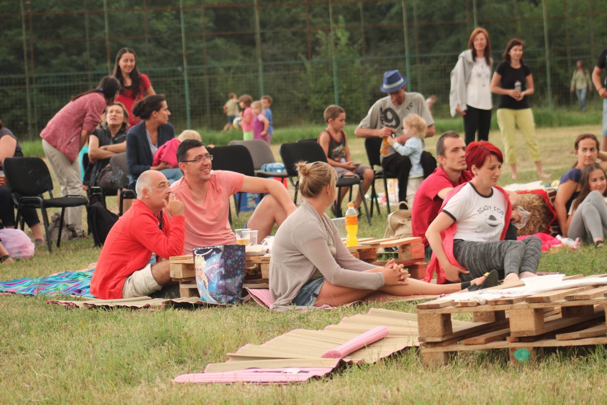 ”Spune-mi pădure cu frunza rară/ Unde e joaca festivală ?”