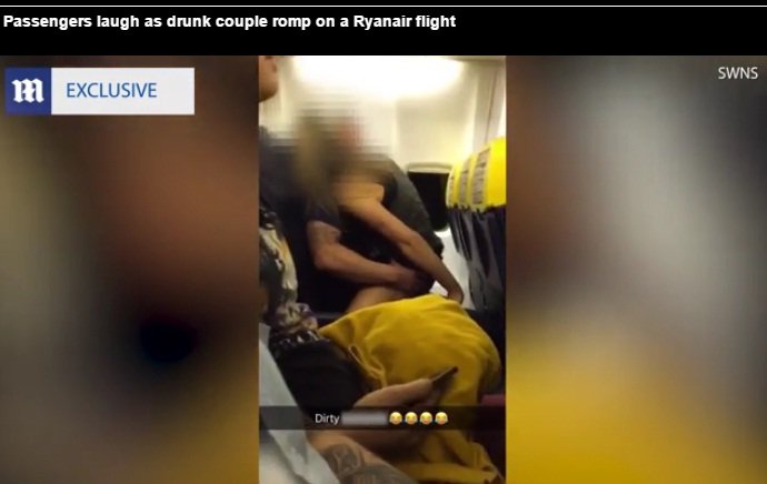 Cuplu filmat în ipostaze indecente, într-o cursă aeriană.