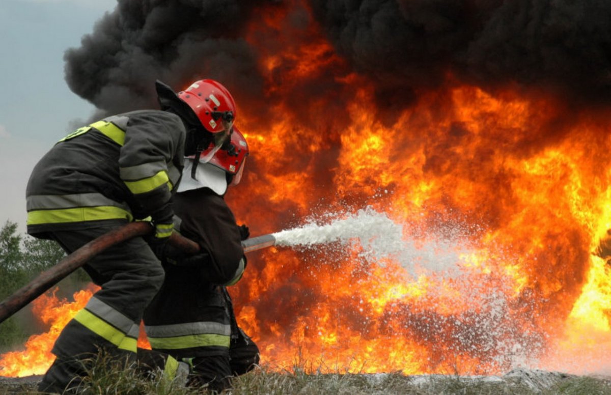 Copil de 5 ani din Arad a suferit arsuri grave pe tot corpul, după ce a aprins un depozit cu fân