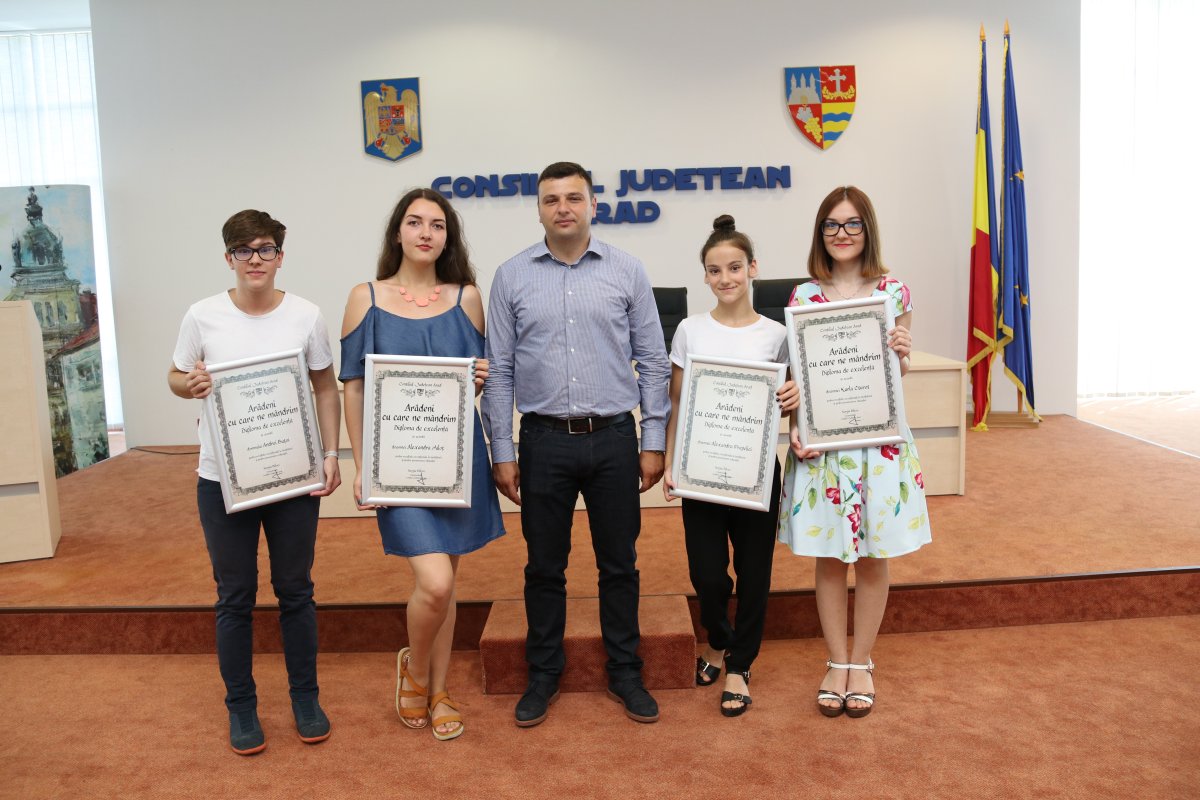 Elevii de 10 au primit diplome de excelenţă de la Sergiu Bîlcea