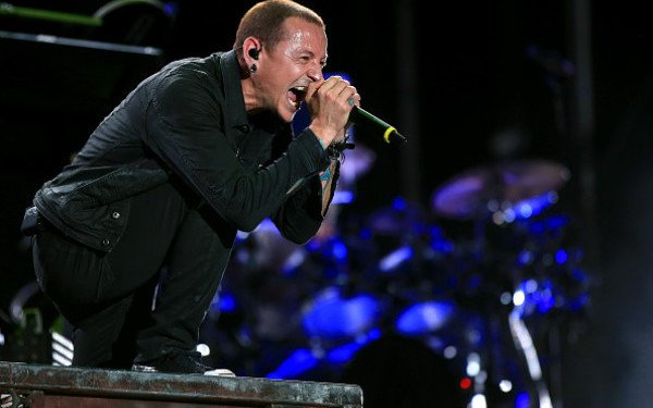 Chester Bennington, solistul trupei Linkin Park, s-a sinucis. A fost găsit mort de ziua prietenului său Chris Cornell