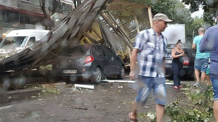 Bilanţul vijeliilor care au măturat România: 30 de victime, 700 copaci căzuţi, 72 de maşini distruse