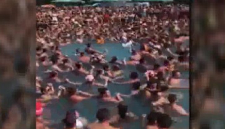 Viral! Sute de oameni au făcut o horă într-o piscină, în Făgăraş