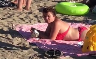 A filmat-o pe plajă în timp ce mânca seminţe! Reacţia femeii e de-a dreptul halucinantă după ce se plictiseşte să fie certată