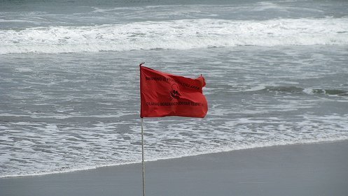 S-a interzis scăldatul la MARE. Salvamarii au arborat steagul roșu