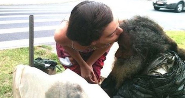 Timp de 35 de ani îl văzuse pe acest bătrân stând în stradă, scriind mereu ceva. Într-o zi l-a întrebat ce scrie, când a citit i-a schimbat viața pentru totdeauna