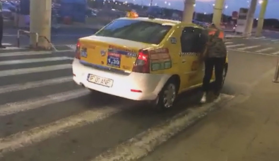 Turişti străini, pe punctul de a fi lăsaţi fără haine de un taximetrist care le-a cerut