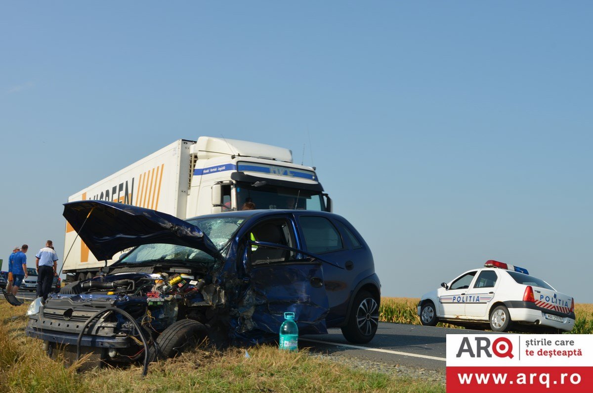 O tânără cu Opel contra un TIR lângă Șimand