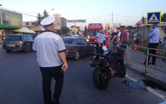 Trei romi aflaţi într-un BMW, bătuţi măr după ce au şicanat în trafic un motociclist, care era luptător de K1 (Video)