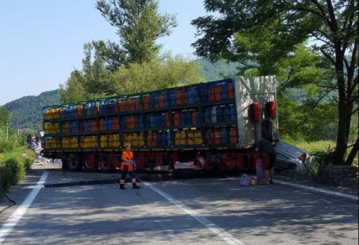 Grav accident rutier pe DN 7. Şase persoane-rănite, trei autoturisme și un TIR cu butelii implicate