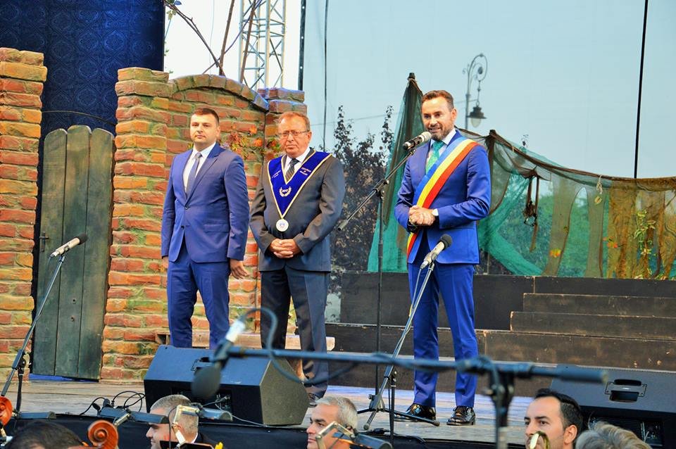 Primarul municipiului Arad, Gheorghe Falcă le mulţumeşte arădenilor pentru larga participare la spectacolul Operei Naţionale Române din Timişoara, din seara zilei de marţi, 22 august