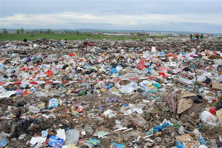 PNL Arad: „PSD a stârnit o criză a deșeurilor la Vărădia, gunoiul nu este adunat de un an!”