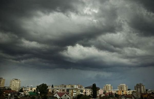 Vreme extremă în România. Prăpăd în Timişoara, accident în Arad din cauza condiţiilor meteo