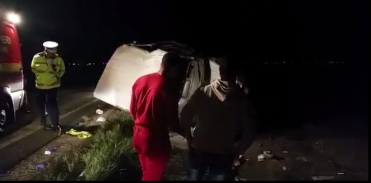 Accident grav pe DN13. Un microbuz cu opt pasageri s-a răsturnat